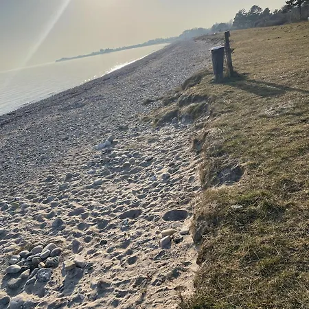Idyllisk Tæt På Vand Og *