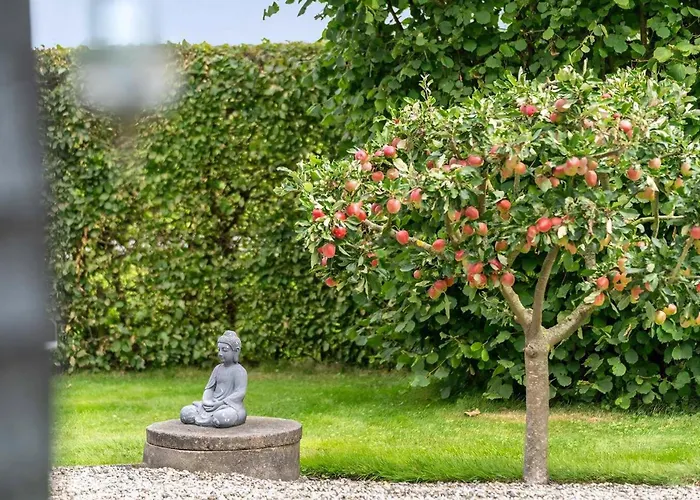 Idyllic Summer House Close To Water And Nature Feriehus